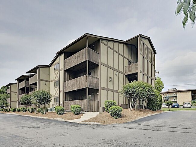 Building Photo - 525 N Dupont Ave