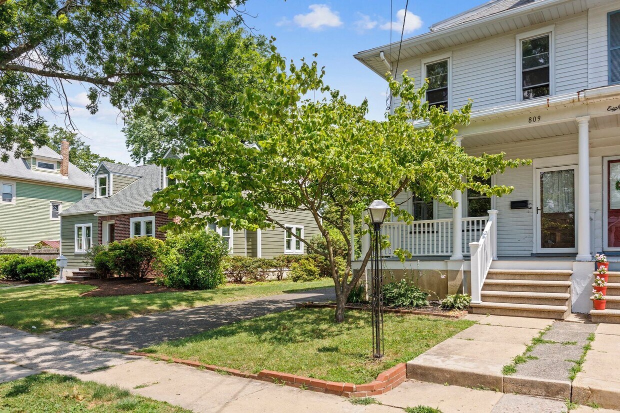 Foto principal - 4 Bed 2 Bath Home - 2 blocks from Newton L...