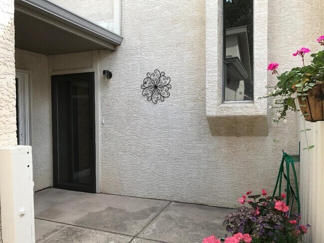 Foto del edificio - 2 Bedroom Townhome with pool and fitness center