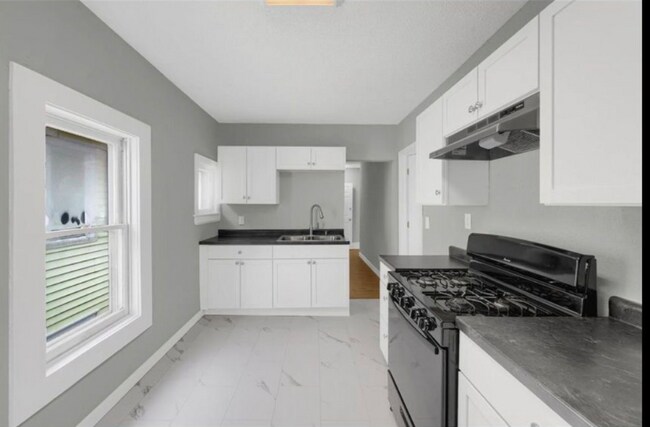 Building Photo - 1055 7th St W