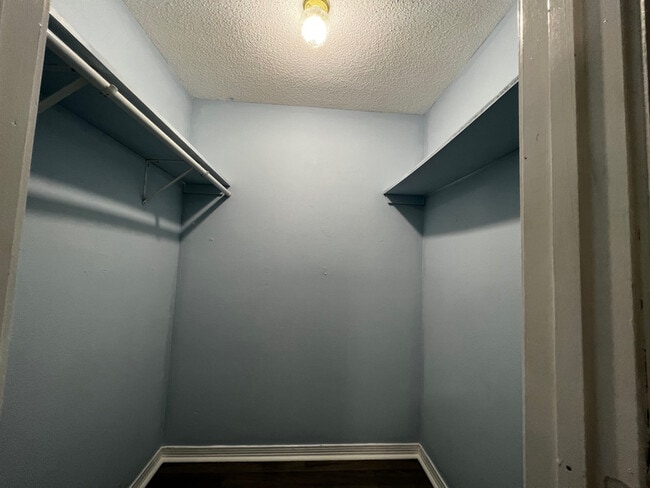 Foto del edificio - 2820 Pakenham Dr