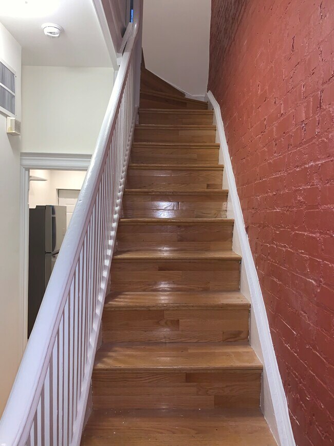 Escaleras - 135 Adams St NW