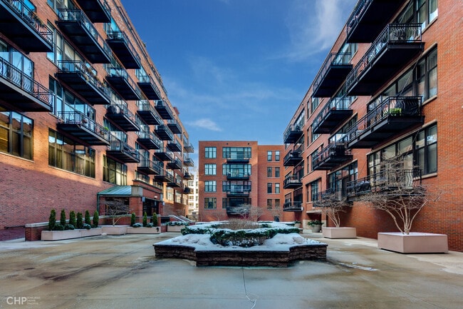 Building Photo - 333 W Hubbard St