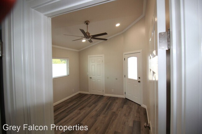 Building Photo - 2 br, 1 bath House - 715 Rena Unit 2