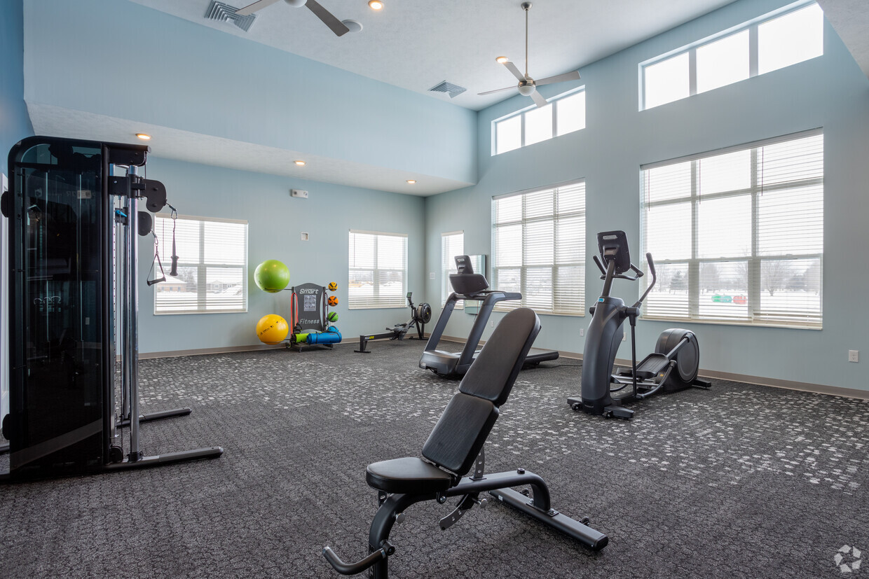 Miles de programas en nuestro Echelon Espejo del gimnasio - Harmony Lake Apartment Homes