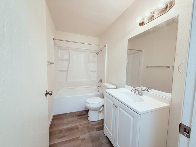 baño - Garden Court Apartments