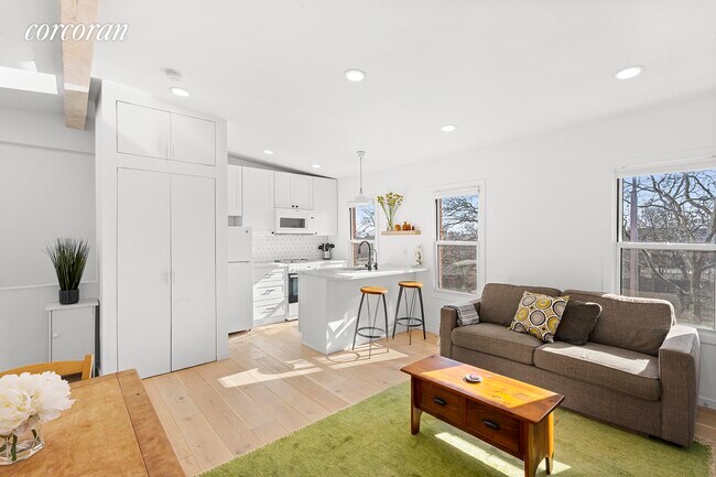 Building Photo - 605 18th St