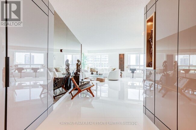 Photo du bâtiment - 2111 Lake Shore Blvd W