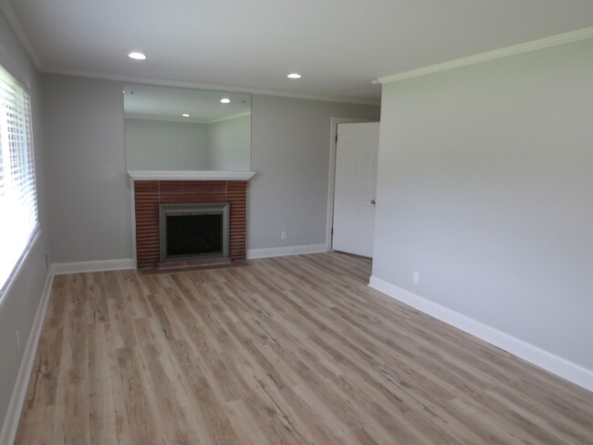 Foto del edificio - 3Bd/2BA   Brick Ranch Home