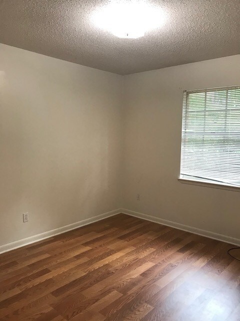 Building Photo - 2/1 Apartment in Central Pensacola