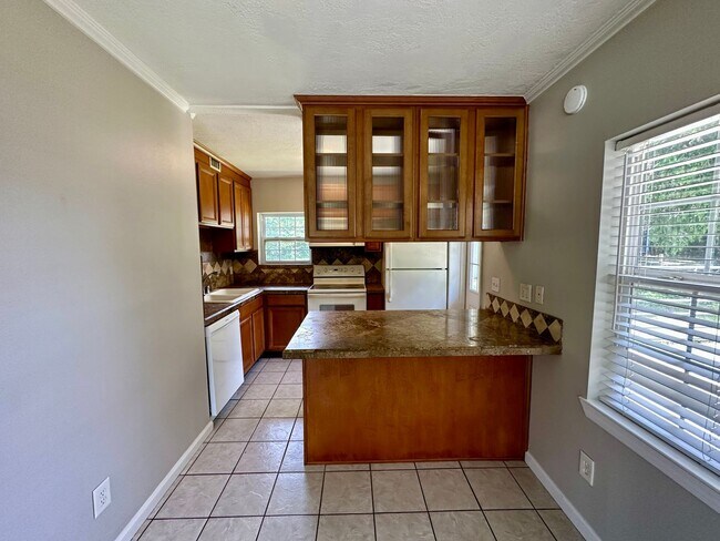 Building Photo - 2 bedroom 1 bath house for rent in Pensaco...