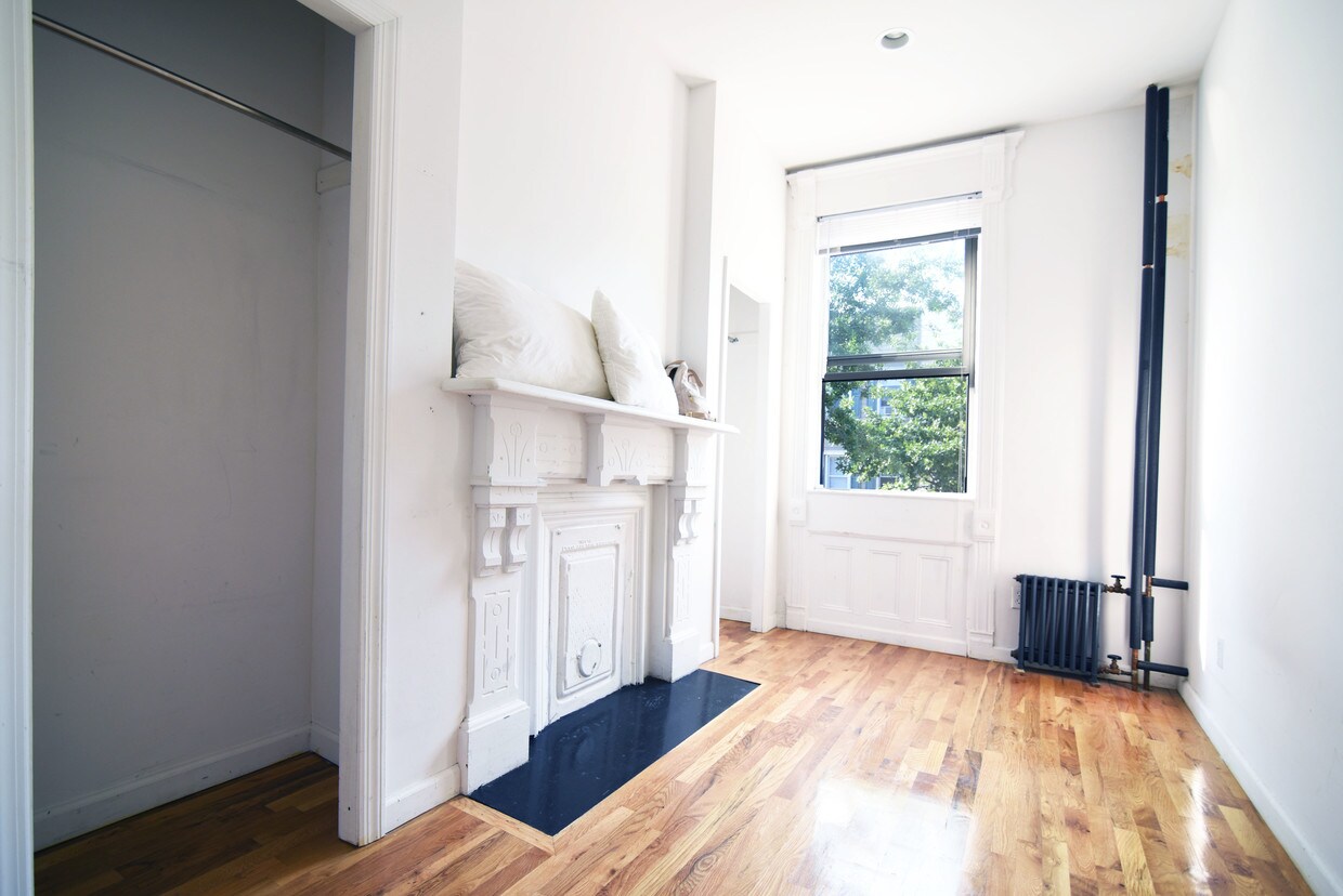 Primary Photo - 156 Norman Ave