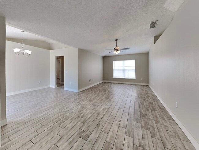 Foto del edificio - 1360 Congo Dr