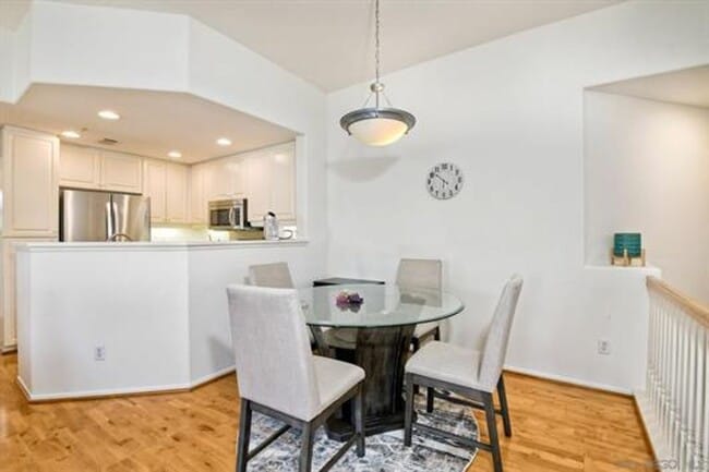 Building Photo - GATED Modern 2 Br 2 Bath Garage Large Kitc...
