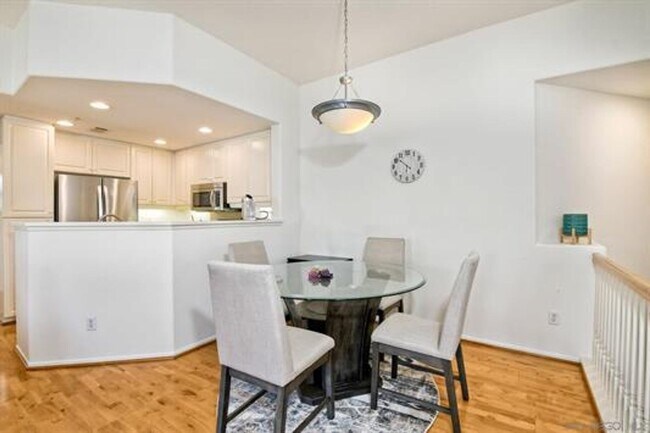 Foto del edificio - GATED Modern 2 Br 2 Bath Garage Large Kitc...
