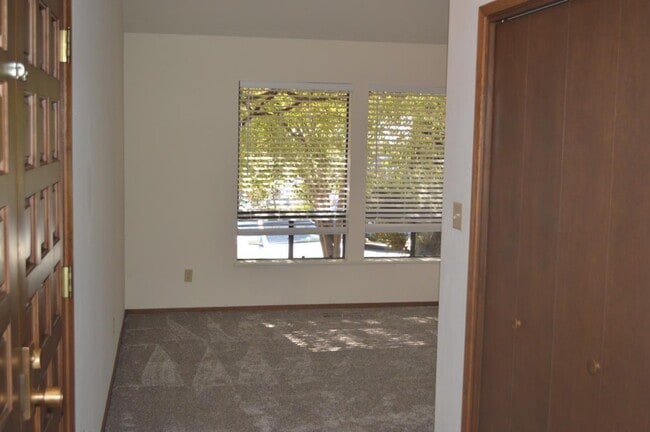 Building Photo - 1005 Drake Ct