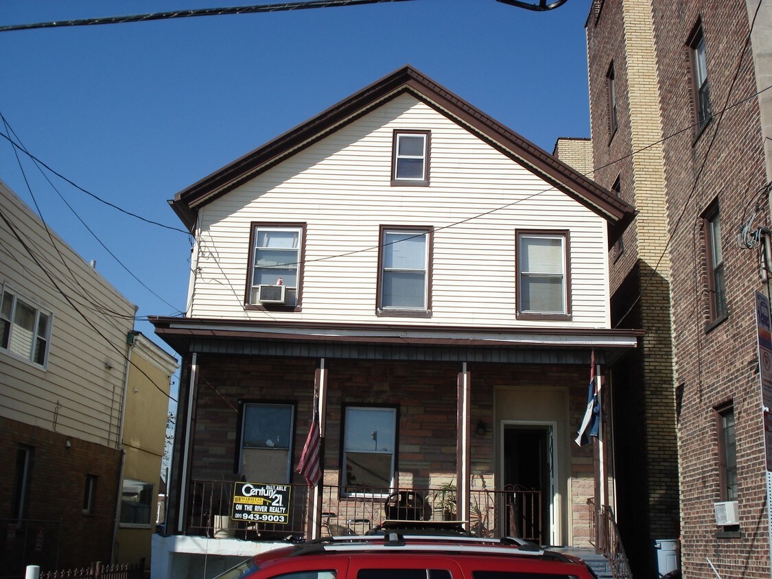 Primary Photo - 2015 Summit Ave