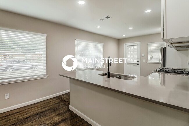 Foto del edificio - 3 Bedroom Pet-Friendly Home in DALLAS, TX with Main Street Renewal