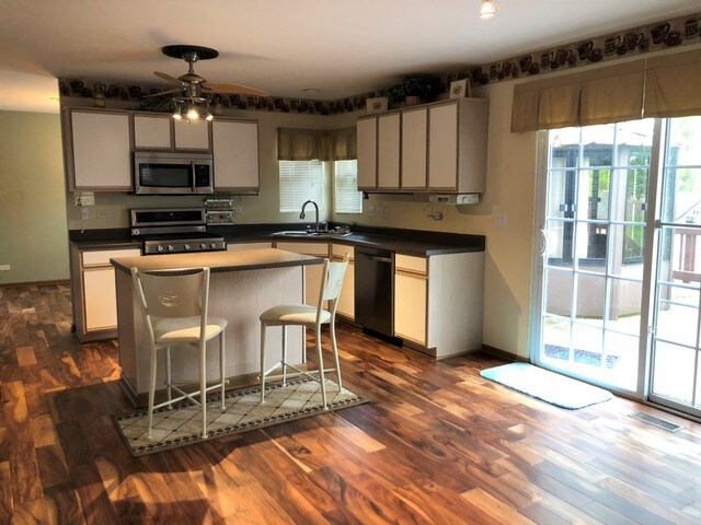 Foto del edificio - 2382 Iroquois Ln