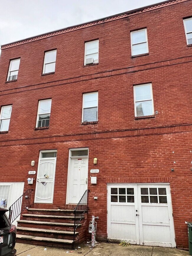 Building Photo - Stunning 6-Bedroom Townhome Just Outside T...