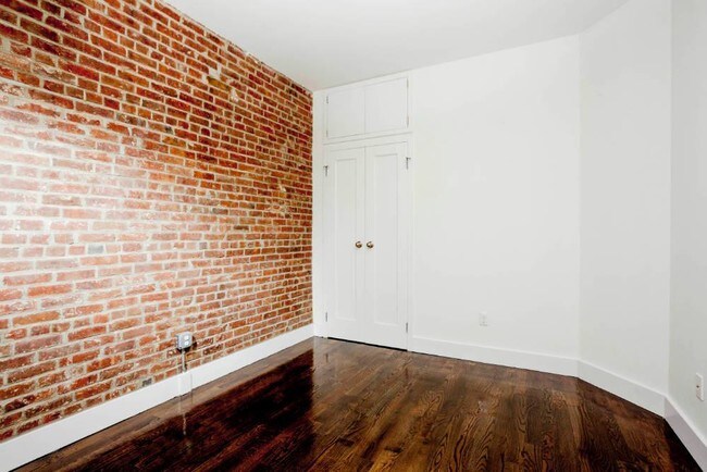 Building Photo - 207 8TH Ave