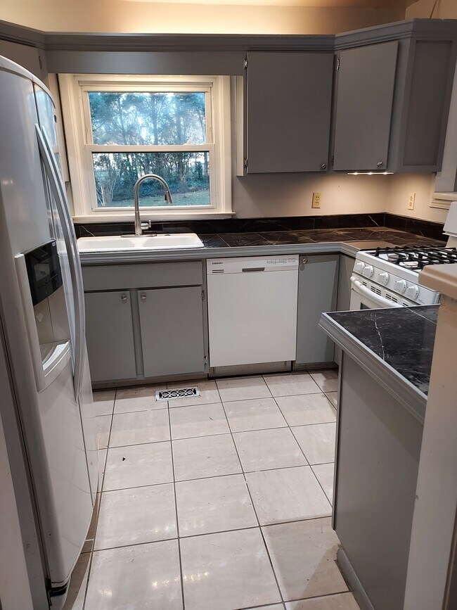 Building Photo - 1094 Greenbriar Cir