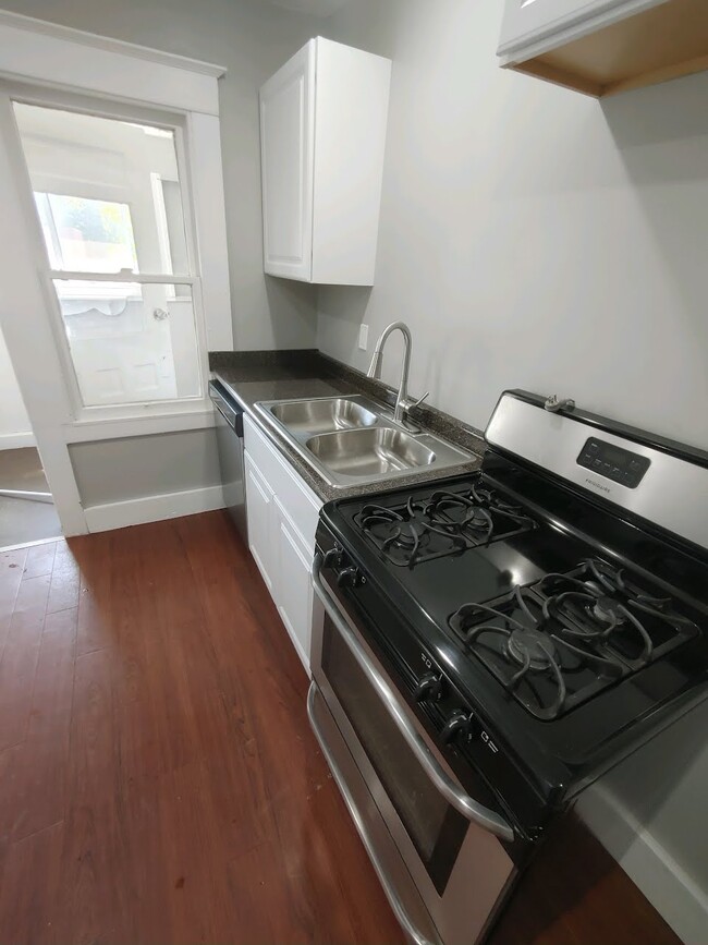 Foto del edificio - 250 Maple Ave