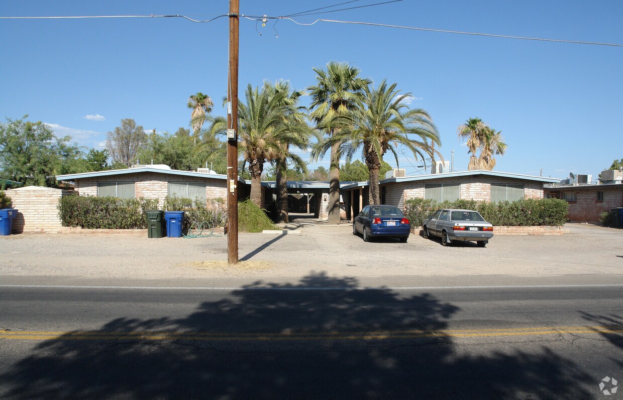 Building Photo - 1526 N Dodge Blvd