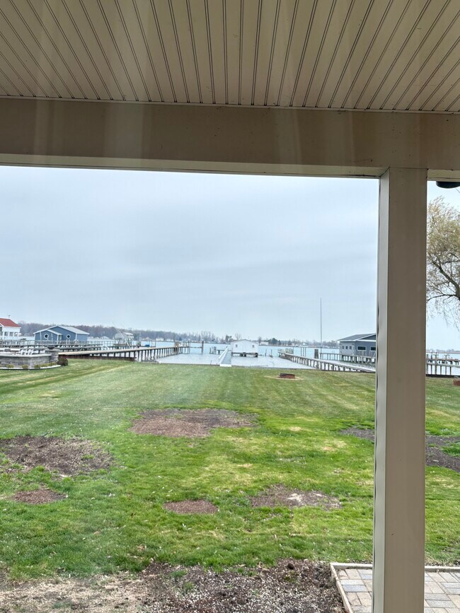 Foto del edificio - 5221 Pointe Tremble Rd