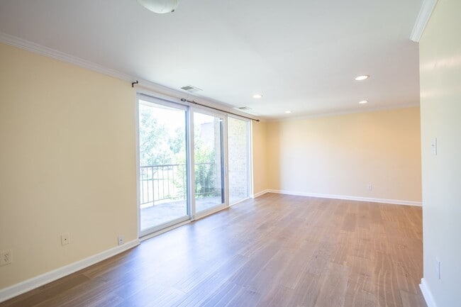 Building Photo - Updated 2 Bedroom Lower Level Condo in Tem...
