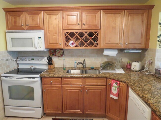Foto del edificio - 2324 S Cypress Bend Dr