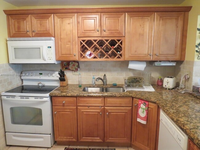 Building Photo - 2324 S Cypress Bend Dr