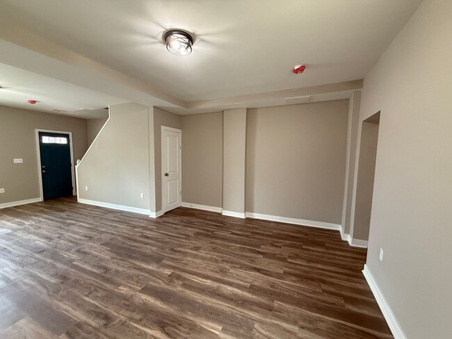 Foto del edificio - Renovated 2BR Home with Finished Basement ...