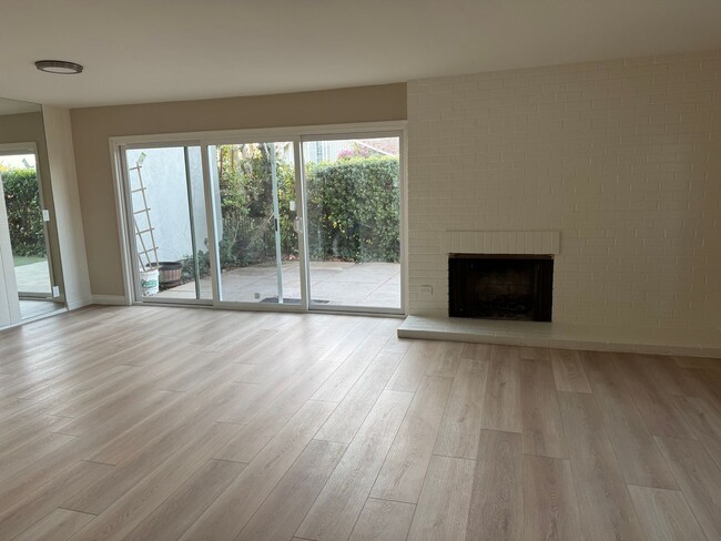 Foto del edificio - Great Lakeshore 4 bedroom home in Westlake...