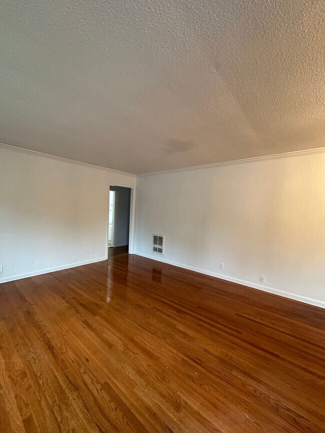 Foto del edificio - Updated & Charming 3 Bedroom Home with Fan...