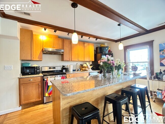 Building Photo - 34 Bentley St
