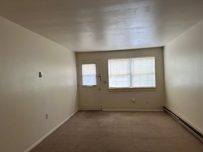 Building Photo - 2 Story 2 Bedroom 1 Bathroom Town-Home For...