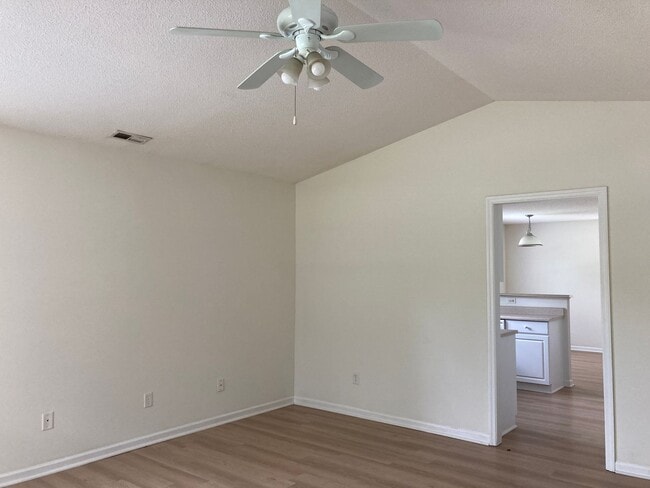 Building Photo - Three Bedroom, Two Bath House on Masonboro Loop