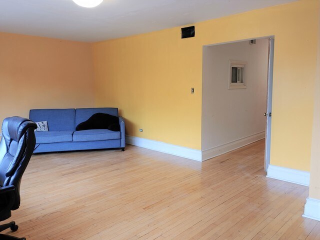 Foto del edificio - 1052 N Milwaukee Ave