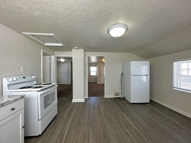 Building Photo - 611 Alrose St