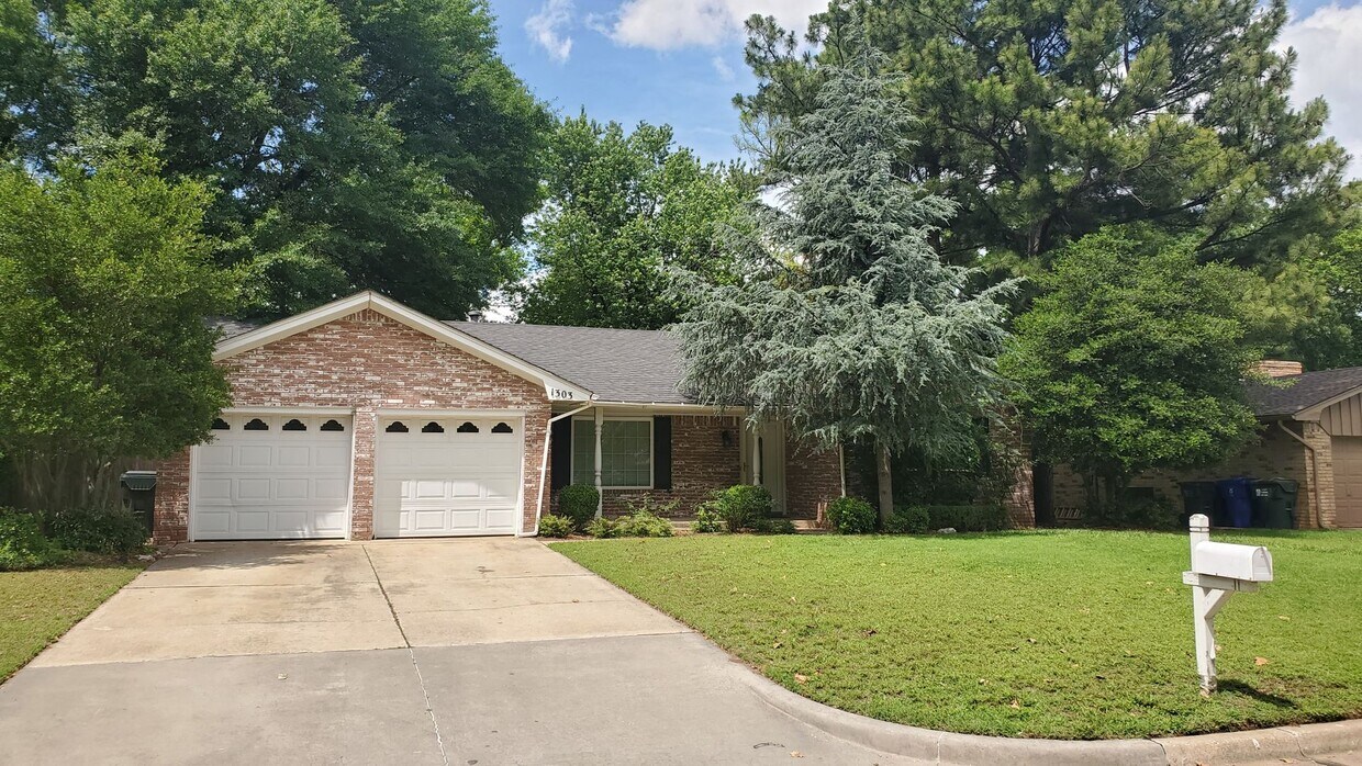 Foto principal - (4) Bed/(2) Bath + (2) Living Areas Avail ...