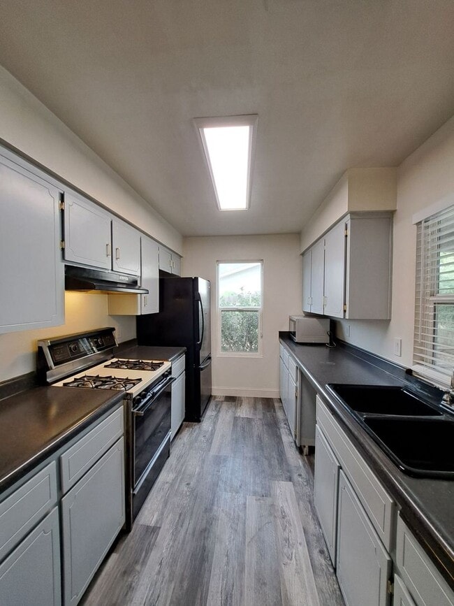 Building Photo - Move In Now & Get Half Off Your First Month’s Rent - Single-Level Clovis Home with 3 Bedrooms, Ya...