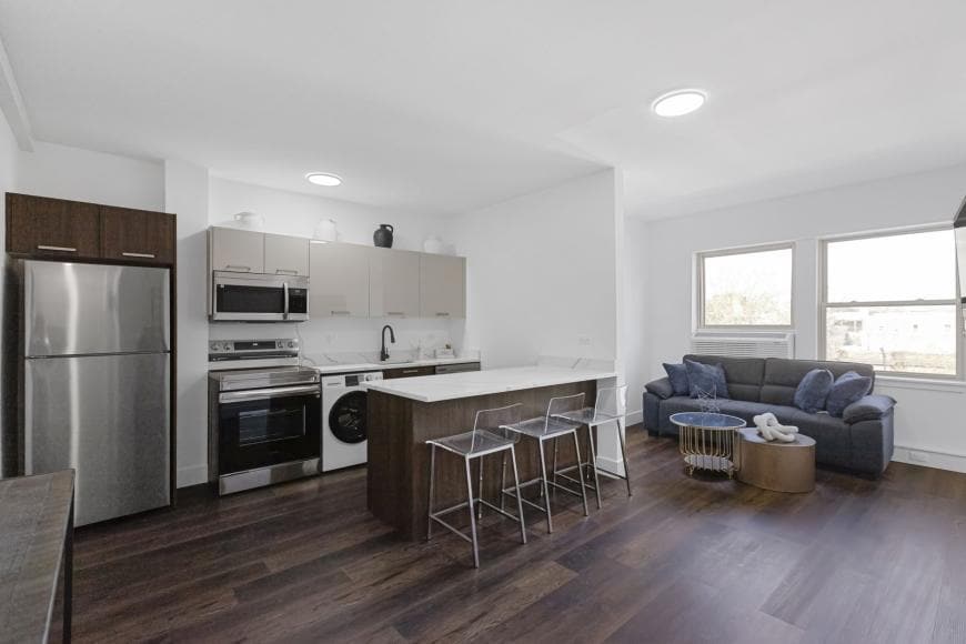 Primary Photo - 2 bedroom in Chicago IL 60660
