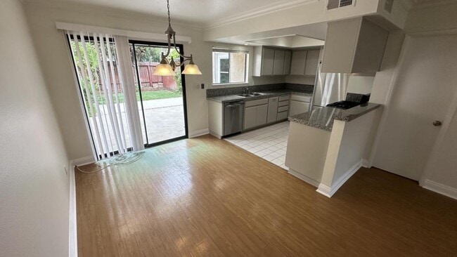 Foto del edificio - 2424 Santa Ana Ave