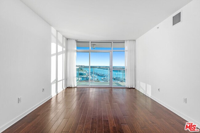 Foto del edificio - 13700 Marina Pointe Dr