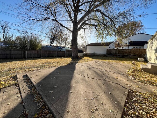 Foto del edificio - Spacious 2 Bed/2 Bath with Fenced in Yard!