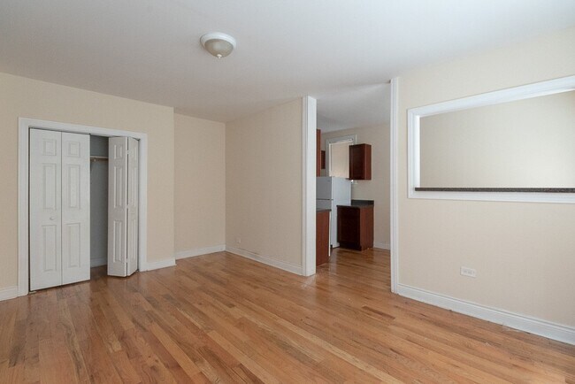 Building Photo - 617 W Cornelia Ave