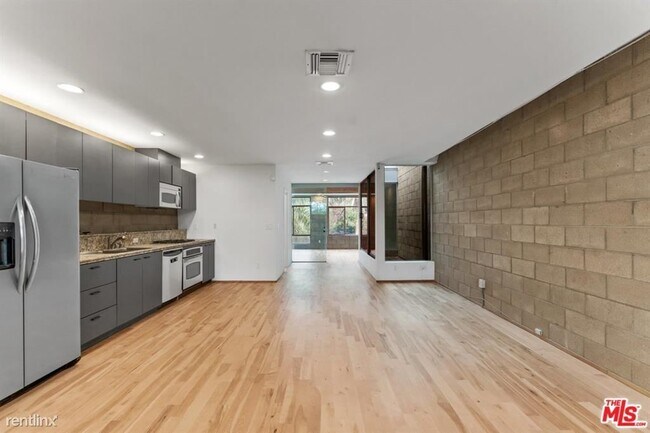Building Photo - 6615 Melrose Ave