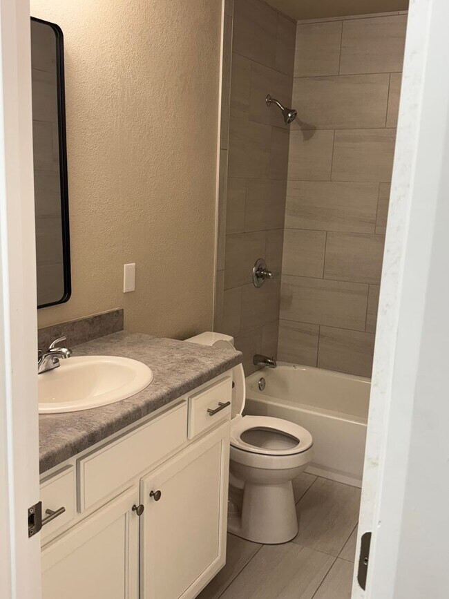 Foto del edificio - Fully Renovated 3 Bedroom Duplex in the he...