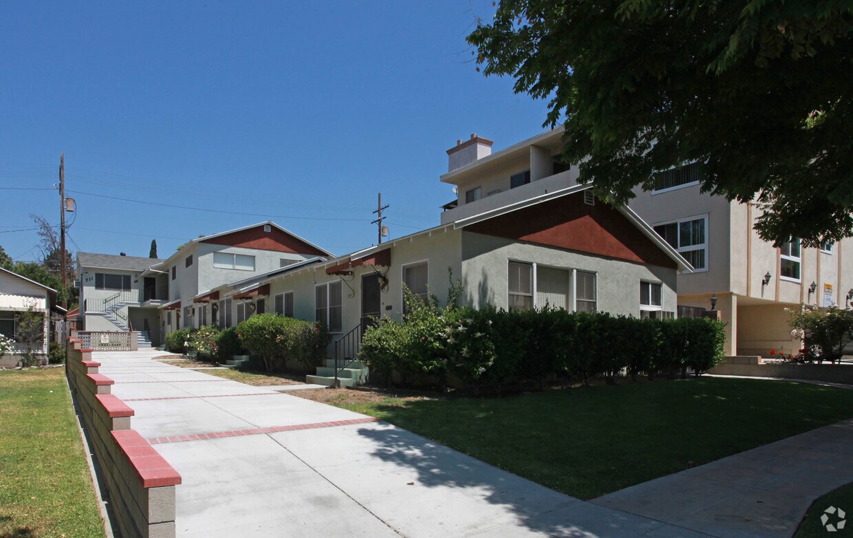 Primary Photo - 711 E Providencia Ave